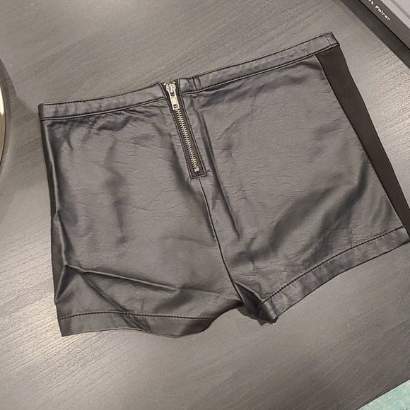 Black faux leather shorts - Picture 5 of 5